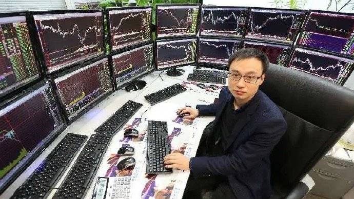 在当前存款利率下行的背景下，普通投资者如何配置资产以对抗通胀？