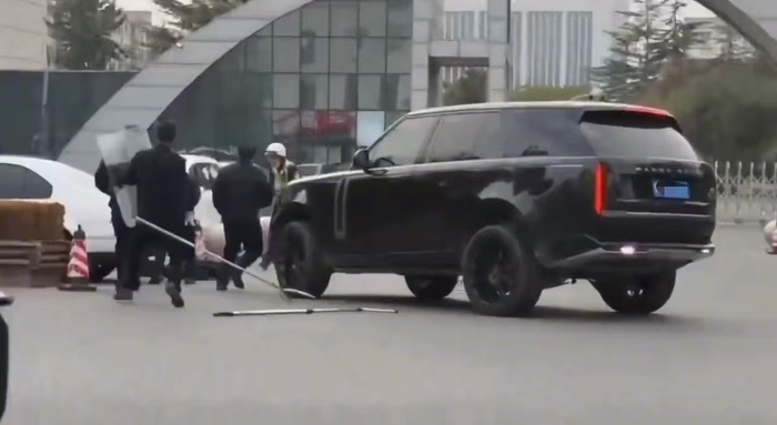 撞翻持刀歹徒的“路虎大哥”获评见义勇为，主动放弃索赔修车费，当事人：有更多动力去做正能量的事情