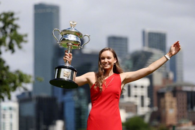 郑钦文惜败莱巴金娜，复出首站止步16强，如何评价她的表现？