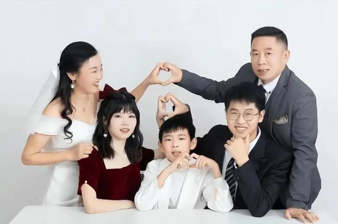 孙海洋夫妇直播透露教育方式,不会问孩子成绩,被夸赞高情商父母孙卓孙悦小辉辉_订阅