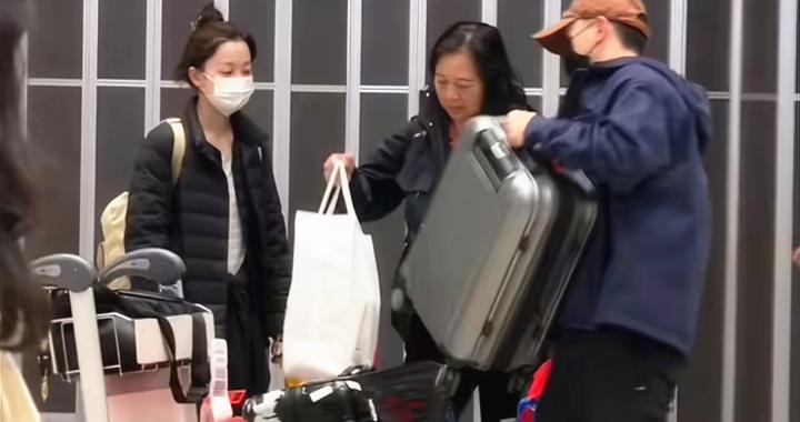 马龙一家七口回国过年！现场拍摄者：嫂子夏露很漂亮、很有气质