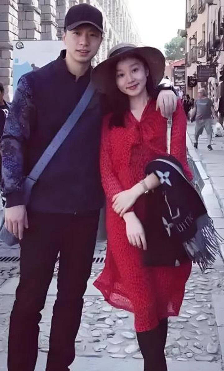 人生赢家马龙携妻夏露与两个儿子迪拜度假，夏露白裙墨镜美艳似明星_一家_网友_气质