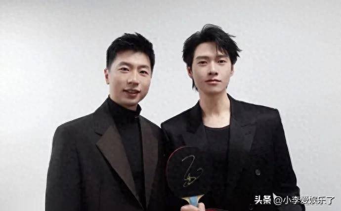 微博之夜互送礼物,任嘉伦打光灯罗云熙拍立得,杨紫牡丹花束_汪苏泷_张凌赫_李昀锐