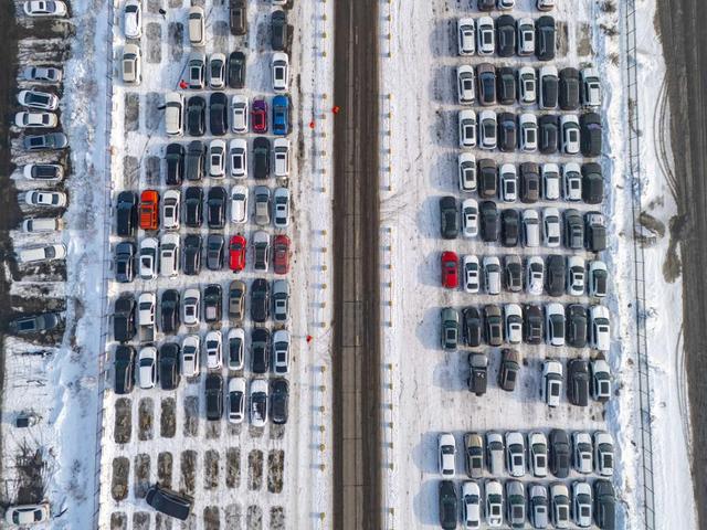 这是1月31日在新疆乌鲁木齐拍摄的中铁特货乌鲁木齐分公司三坪物流基地。新华社记者 徐宏岩 摄