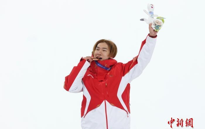 苏翊鸣获铜牌摘中国代表团米兰冬奥会首枚奖牌