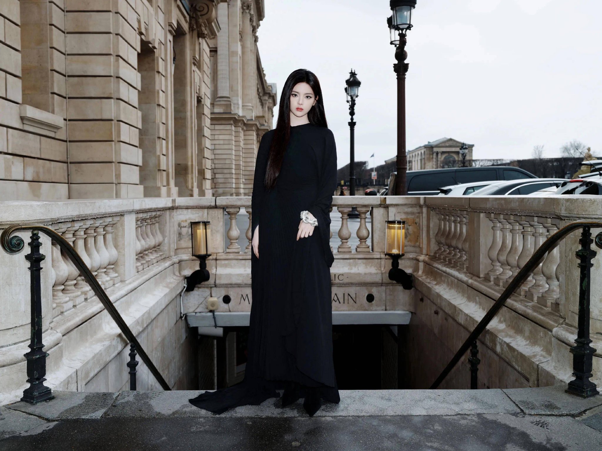 杨超越巴黎时装周生图 黑色造型大秀 美的有点闪耀整个秀场！_形象_未来_多面性