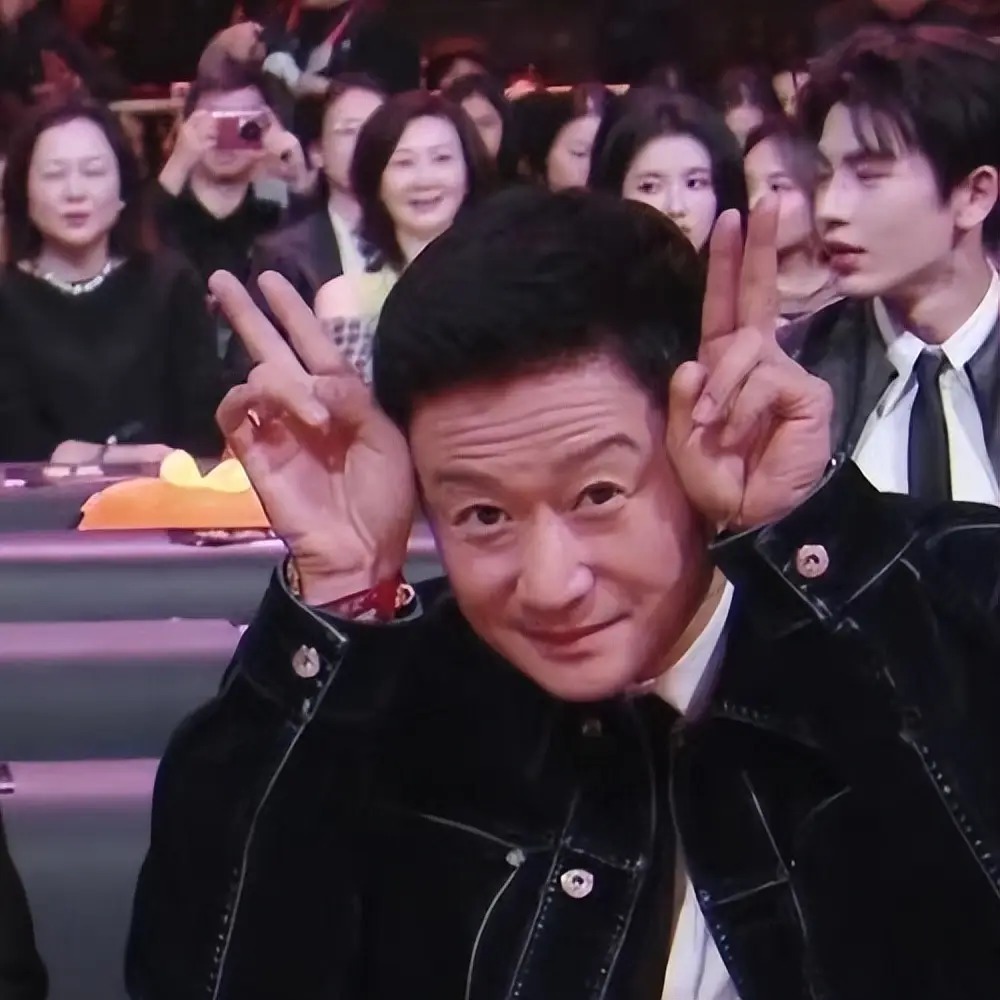 吴京微博之夜“偷涂唇膏”引热议，幽默回应：唇要护，镖更要护