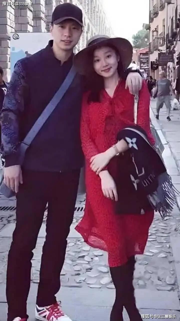 人生赢家!马龙一家四口迪拜游玩,妻子夏露戴墨镜一袭长裙美成女明星