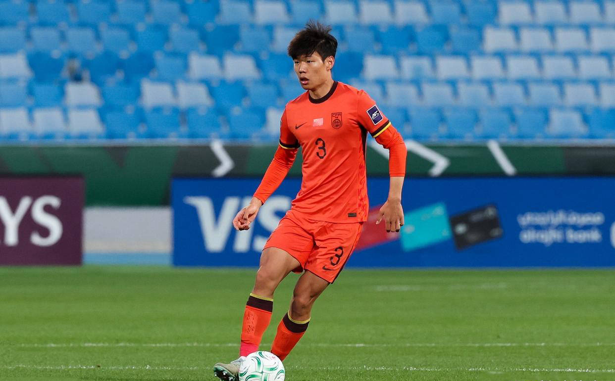 山东泰山锁定长春亚泰20岁主力年轻中卫,补强阵容引发球迷热议