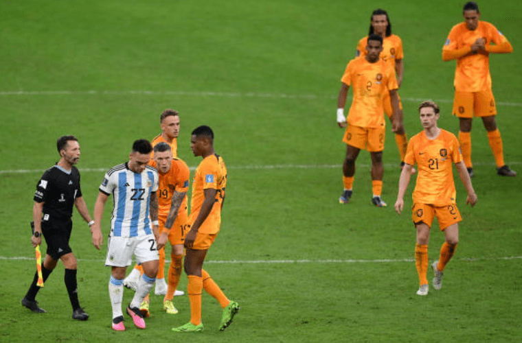 邓弗里斯是否得罪了国米队友劳塔罗？为红牌辩解：大家互相干扰_球员_阿根廷_荷兰