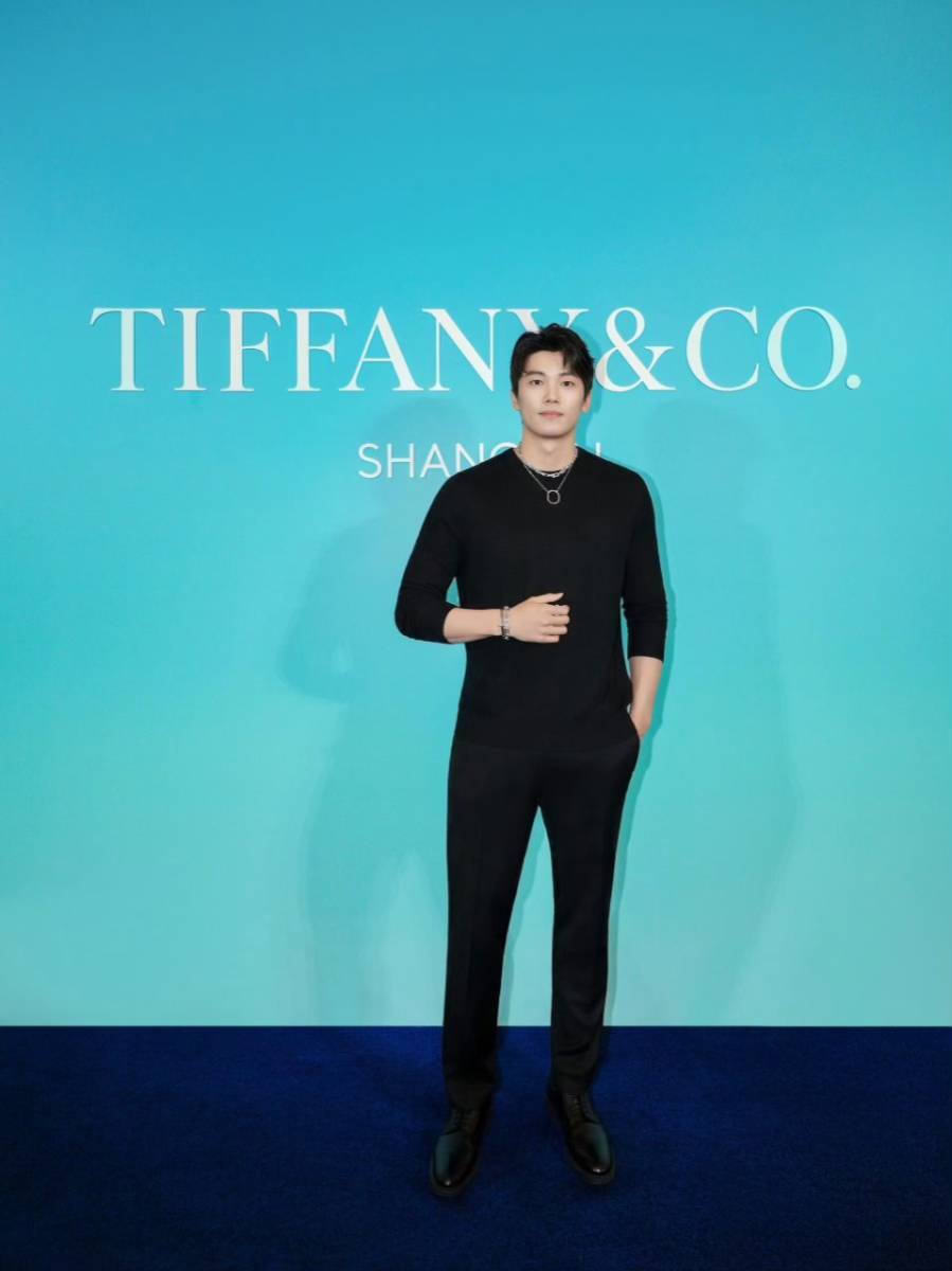 汪顺全黑LOOK亮相上海!素颜帅翻,马年祝福超暖心