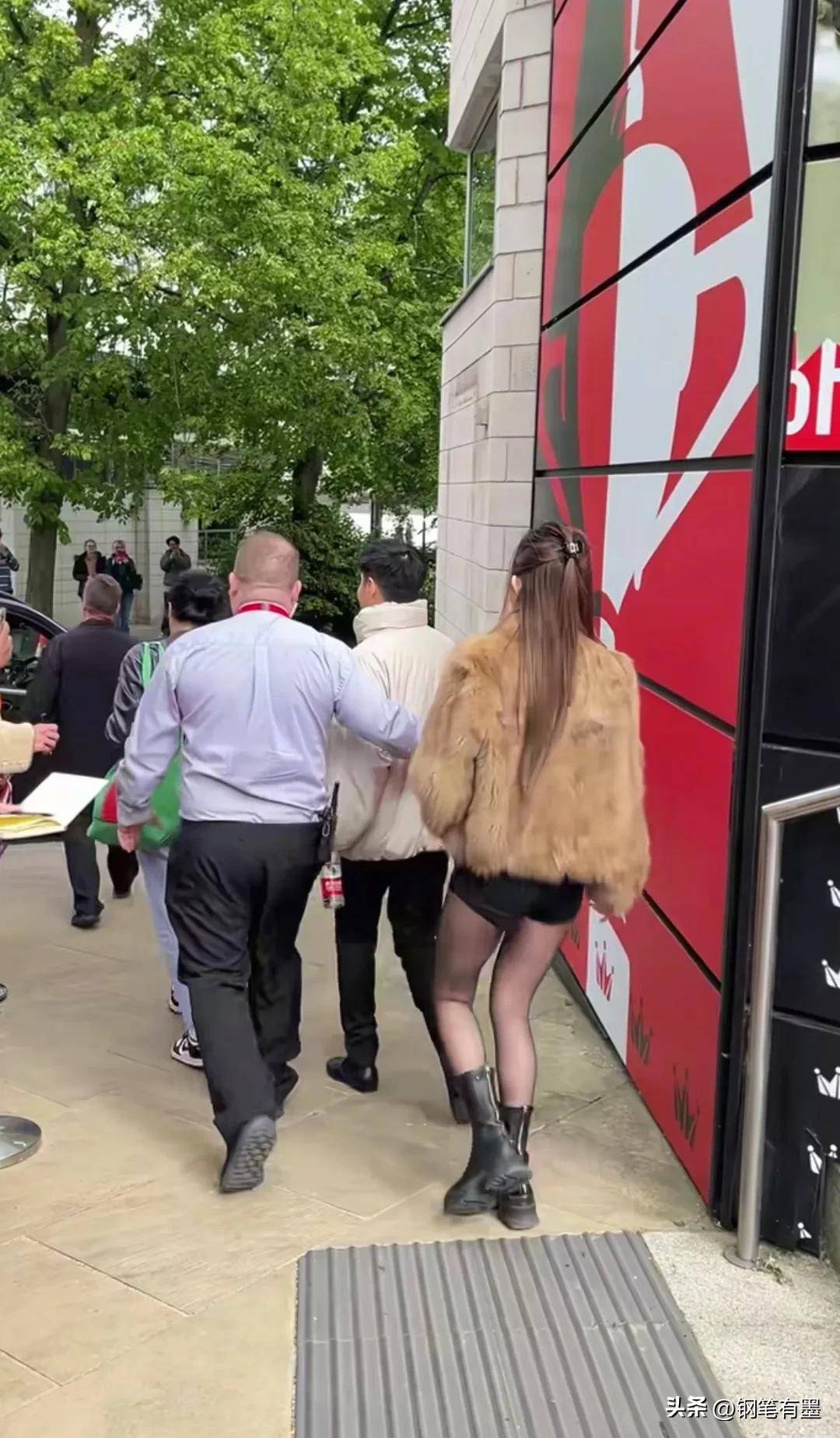 赵心童商业价值提升，跟女友感情依旧稳定，重要场合陪伴左右