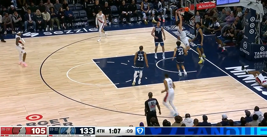 杨瀚森双手补扣,获得本场比赛首分