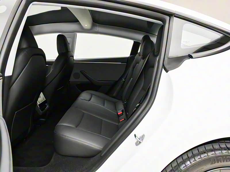 特斯拉新款Model 3在车内空间布局上有何变化?