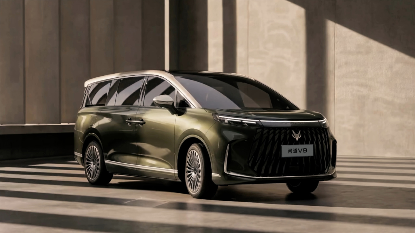 北汽极狐高端产品系列首款MPV“问道V9”静态展示