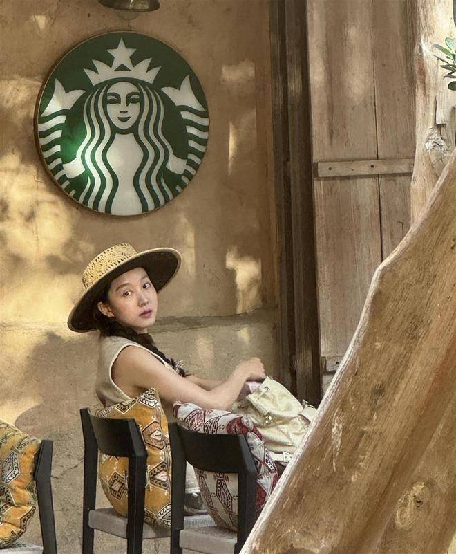 马龙一家四口迪拜旅游被偶遇，露姐颜值超高，路人镜头下也超美