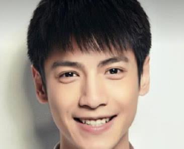 还记得《何以笙箫默》中青年何以琛吗?30岁终成名,帅到认不出!