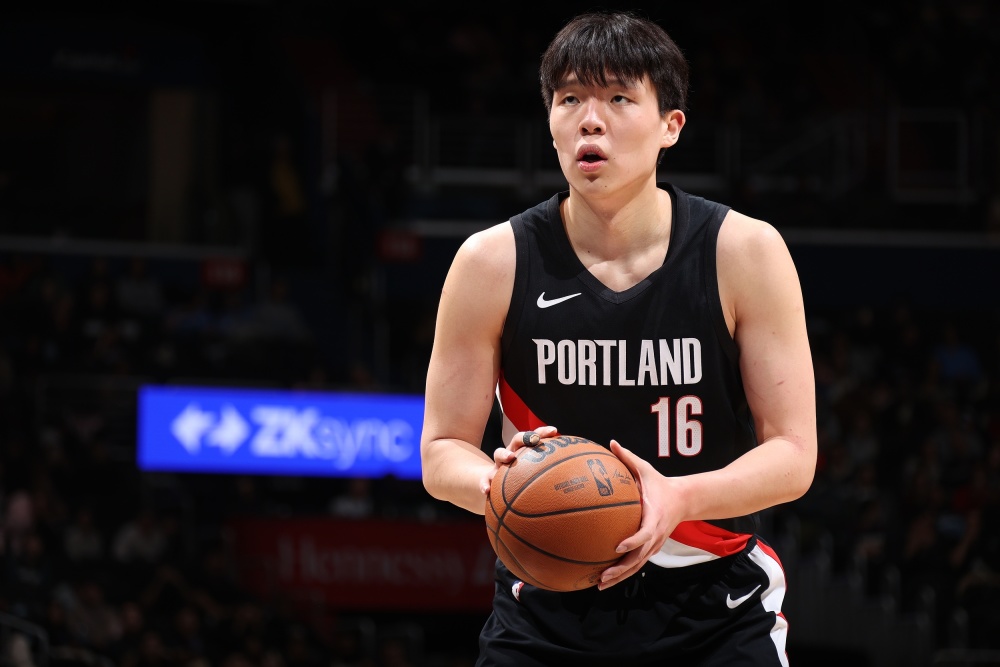 杨瀚森替补登场4分47秒，靠积极拼抢补扣得到2分1篮板1抢断