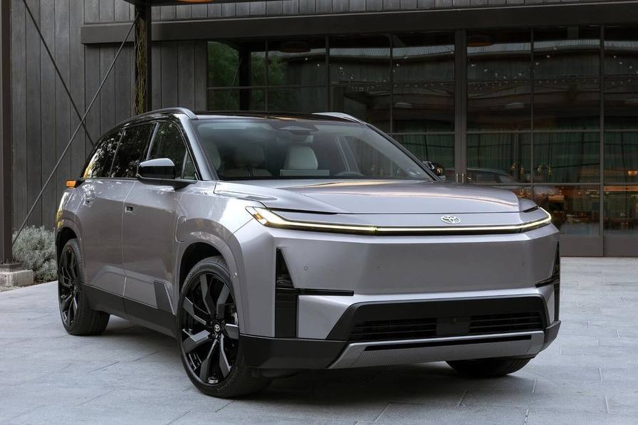 全新丰田汉兰达纯电版官图发布 全新贯穿灯组+外放电,双电机四驱续航升级