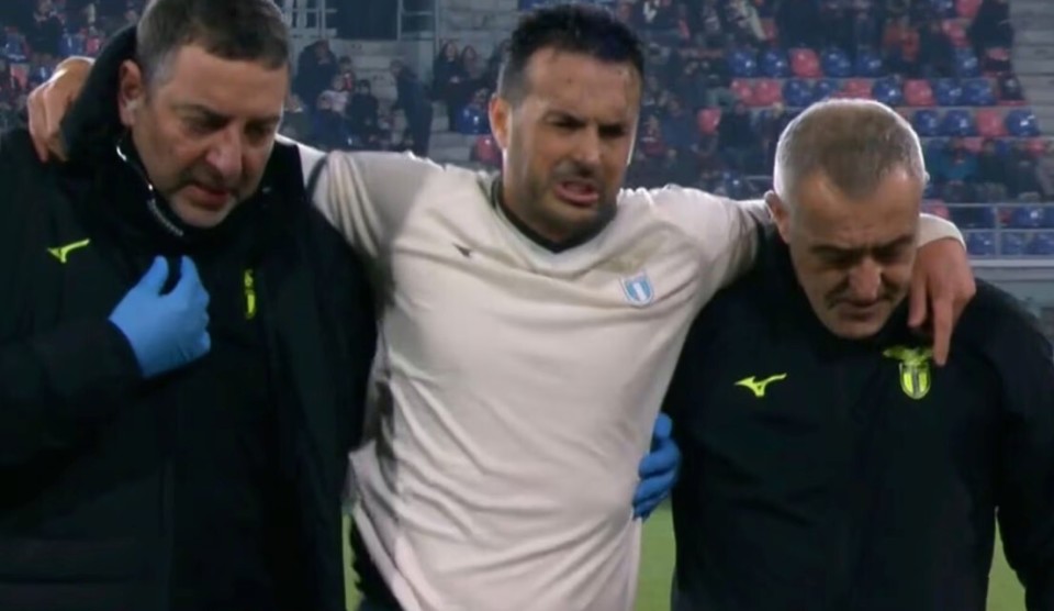 疼痛难忍，拉齐奥老将佩德罗因伤下场后泪洒赛场