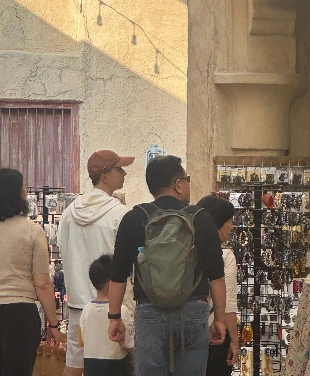 马龙全家游迪拜!夏露小腹隆起珠圆玉润被疑二胎,背2万7麻布袋好抢镜