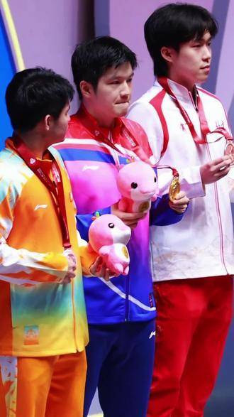 全运赛场林诗栋樊振东上演青春对决