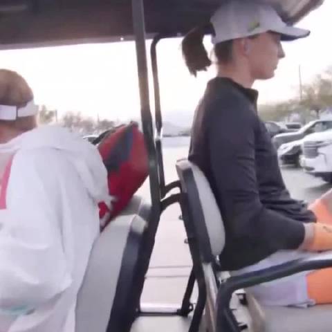 莱巴金娜斯瓦泰克现身卡塔尔机场，高芙仍在等候