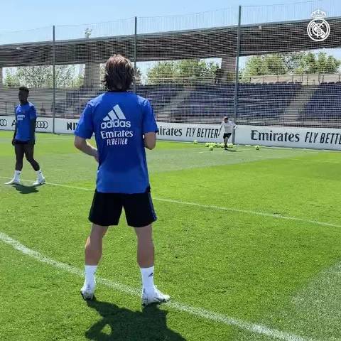 老视频，皇马训练中，莫德里奇踢出外脚背弧线球，卡塞米罗说，我上我也行