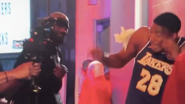 今天赛后，詹姆斯又霸凌八村了