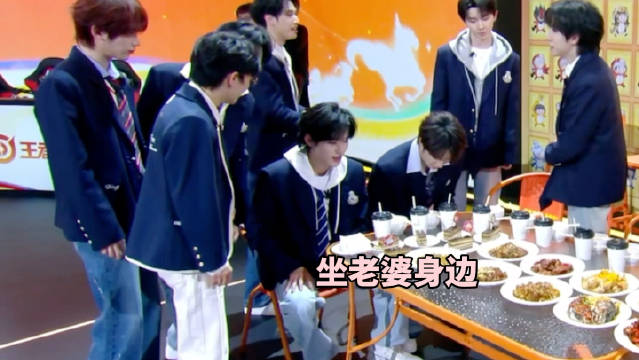 刘耀文疾跑寻宋亚轩共餐，两人同碗分享食物