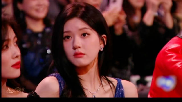 赵露思微博之夜 赵露思蓝裙惊艳 很显气质