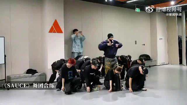 刘耀文私服跳sauce假两件裤子引关注