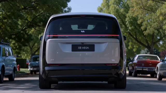 Seedance2.0上线引经典汽车镜头创作热