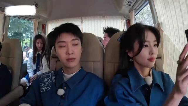 白鹿范丞丞合跳魔性手势舞，两人互动引热议