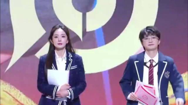 我幂幂姐的顶级美貌真的是太吸睛了，眼睛挪不开，是我们的校花学姐了