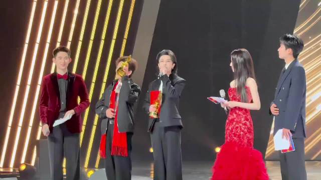 芒果年会何炅华晨宇同台引回忆杀