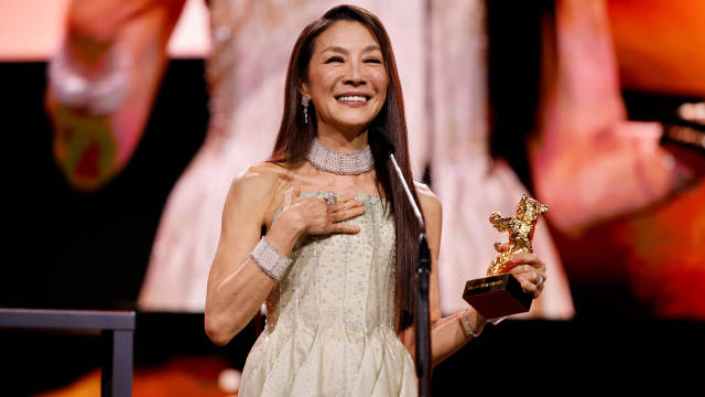 杨紫琼获2026柏林电影节终身成就奖，肖恩·贝克颁奖