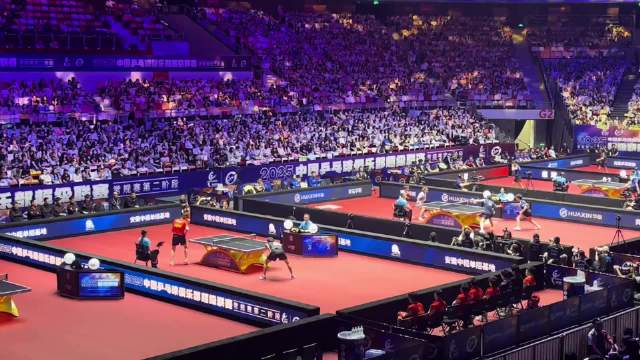 当隔壁莎莎把球打进隔壁头头 头头又给莎莎扔过去了孙颖莎｜王楚钦