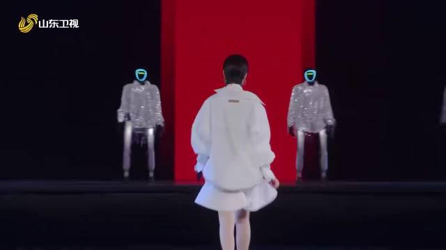 李宇春白裙搭档机器人唱跳无价之姐亮相山东春晚