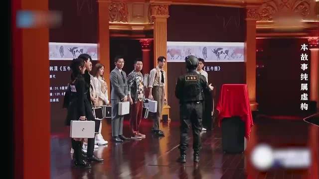 导演组准备的道具简直没话说，郑恺直接都被逗笑了，绝了