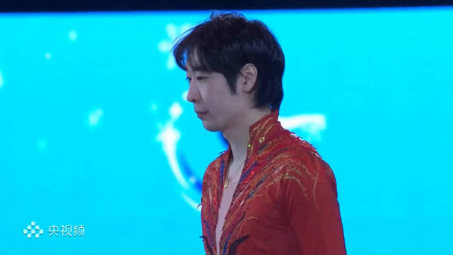 金博洋新表演滑演绎华晨宇《向阳而生》，身着冬奥火红服装亲吻冰面