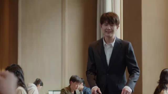 轻年：帅小伙见女客户，抬头一看心慌慌，又被风韵富婆缠上了！