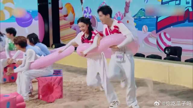 迪丽热巴刚跑完两圈，不料又被杨迪用水球砸，太惨了