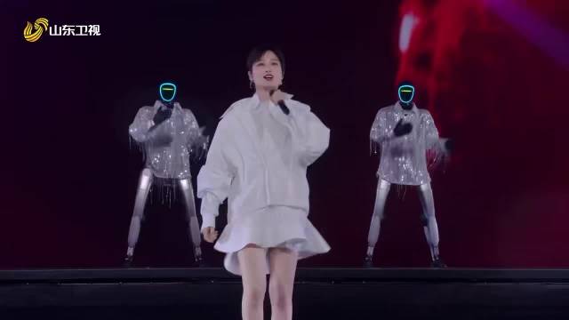 李宇春山东春晚与机器人共舞无价之姐