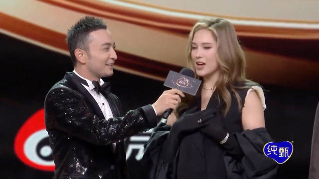 别让谷爱凌去颁奖礼，发言中英文自由切换，台下众大咖表情亮了