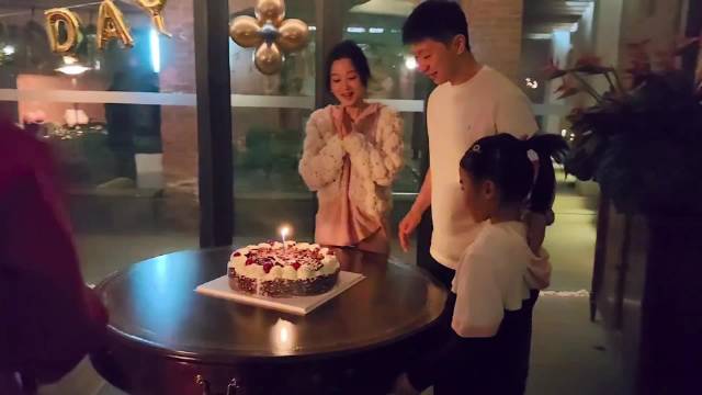 马龙妻子夏露晒庆生照