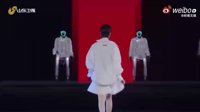 李宇春山东春晚白裙唱无价之姐，机器人伴舞科技感十足