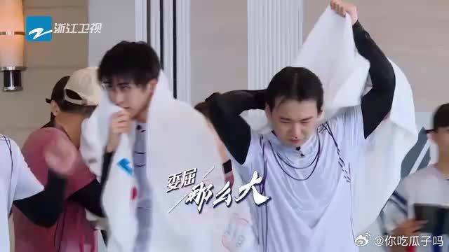 汪苏泷猜错自己的歌，周深找隐形眼镜，一顿翻白眼