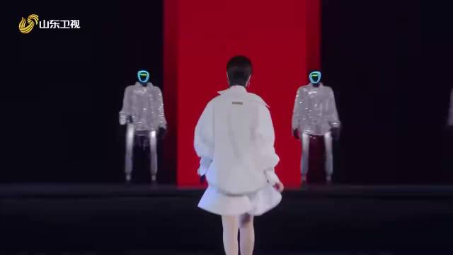 李宇春白裙与机器人共舞无价之姐