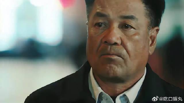 老警察次次抓贼，都会先踩爆地上的塑料罐，还一抓一个准